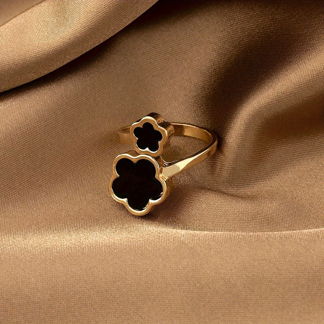 Justerbar ring med kløverblomst