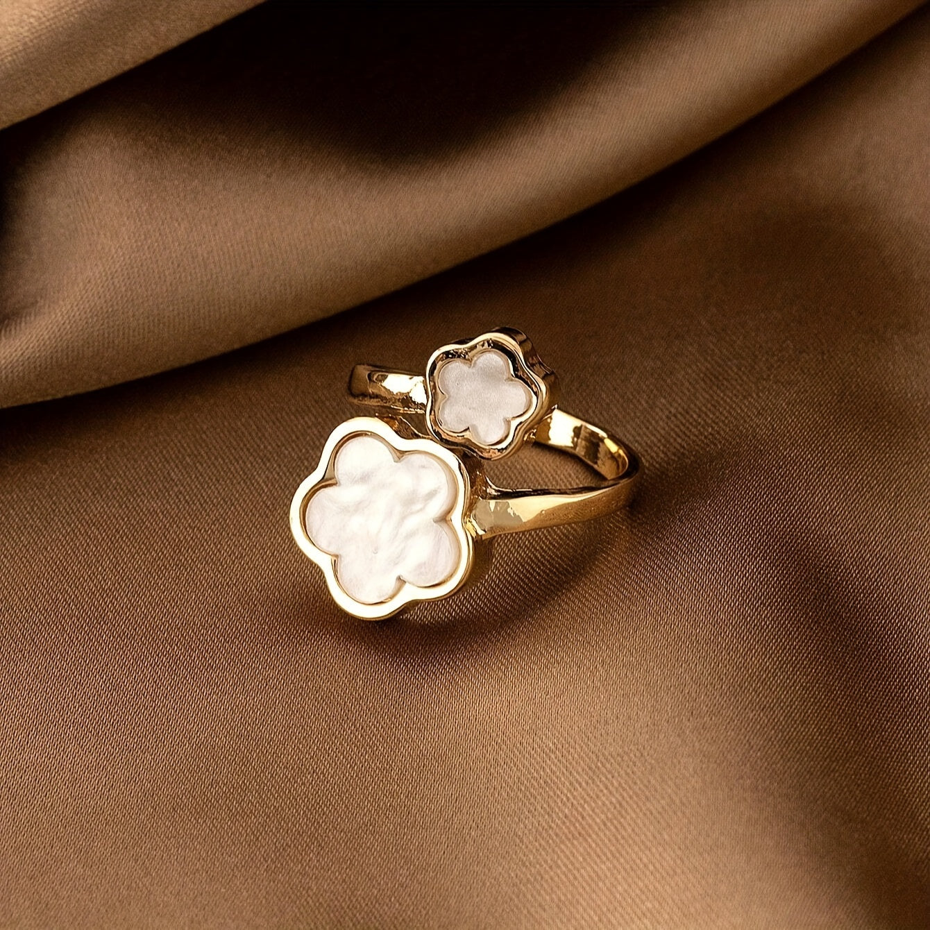 Justerbar ring med kløverblomst