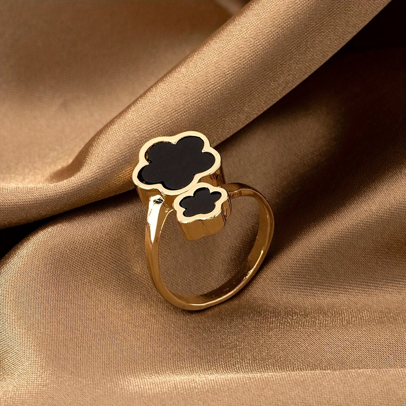 Justerbar ring med kløverblomst