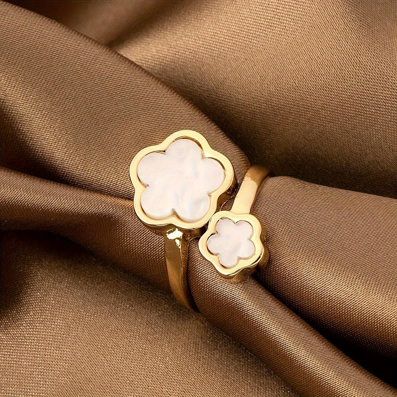 Justerbar ring med kløverblomst