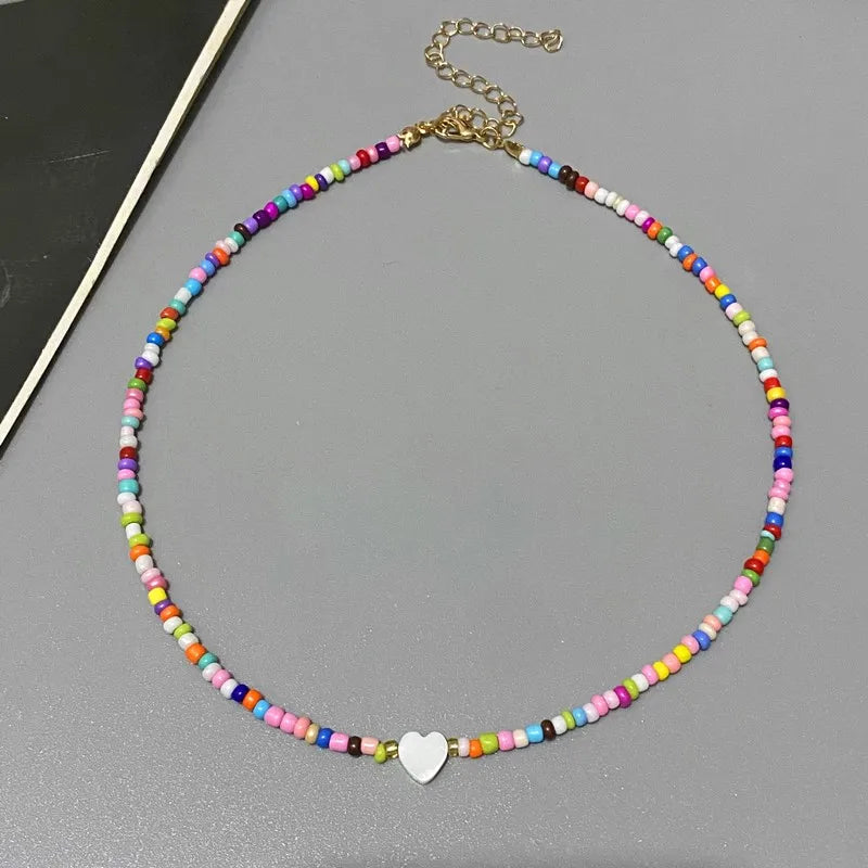 Perle-choker med hjerte-design