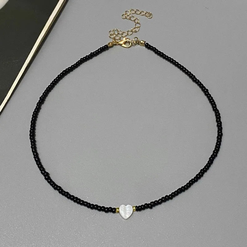 Perle-choker med hjerte-design