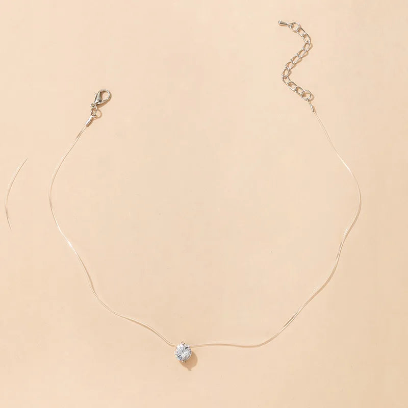 Choker med rund rhinsten og gennemsigtig tråd