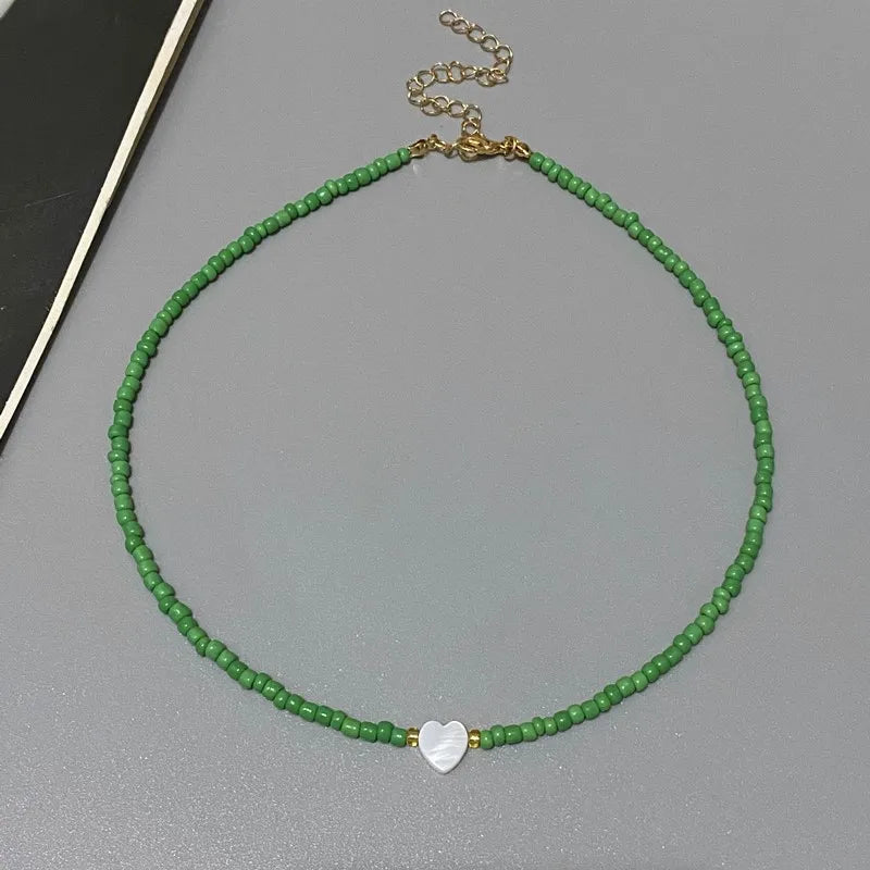 Perle-choker med hjerte-design