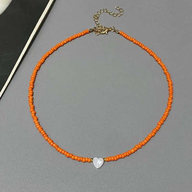Perle-choker med hjerte-design