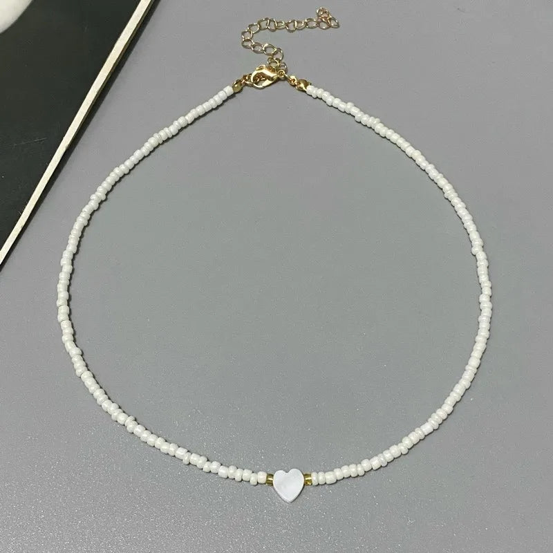 Perle-choker med hjerte-design