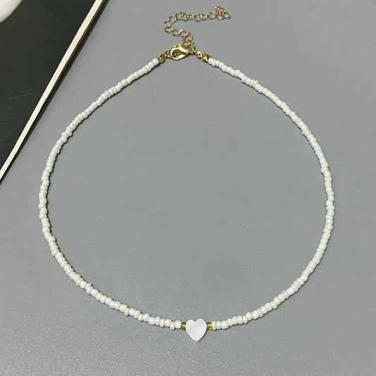Perle-choker med hjerte-design