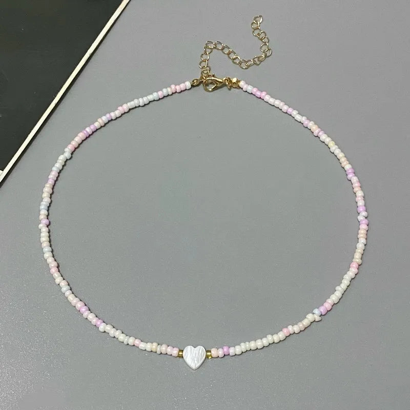 Perle-choker med hjerte-design
