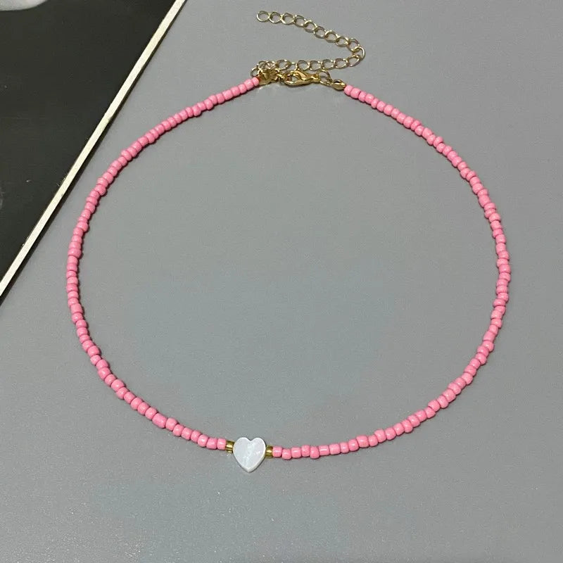 Perle-choker med hjerte-design