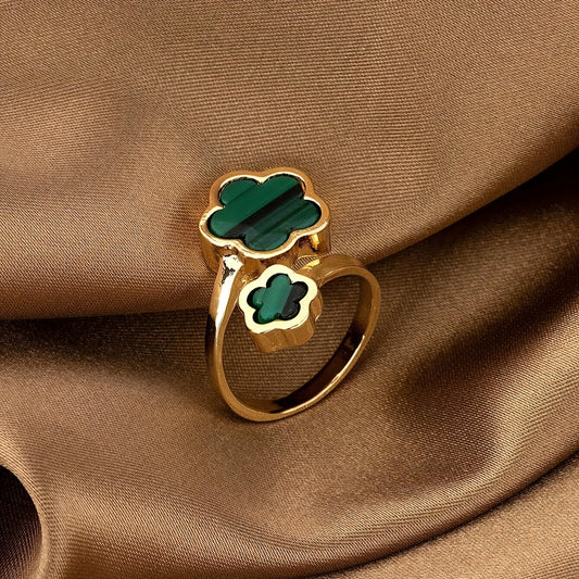 Justerbar ring med kløverblomst